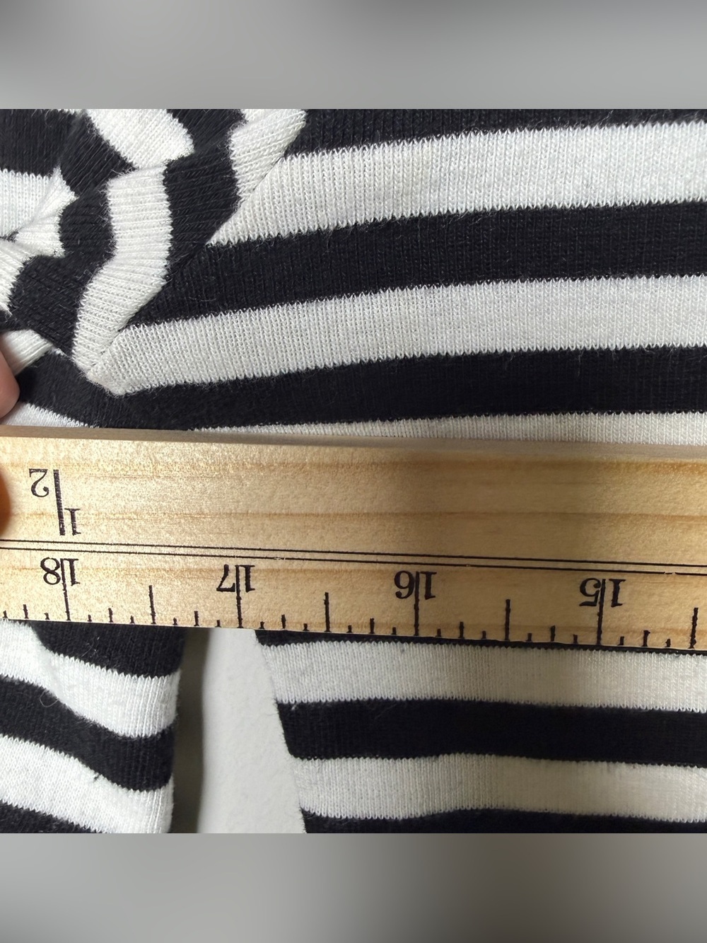 Hot Topic Black White Stripe Crop Top Heart Patch Long Sleeve Color Block L - Picture 7 of 9